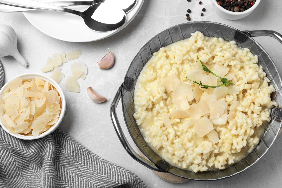 Risotto cr&eacute;meux avec copeaux de parmesan et ail.