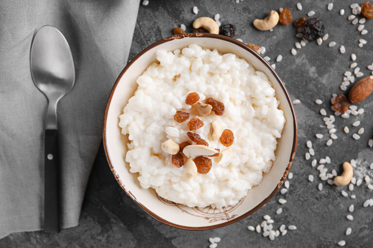 Bol de riz au lait crémeux garni de raisins secs et de fruits secs.