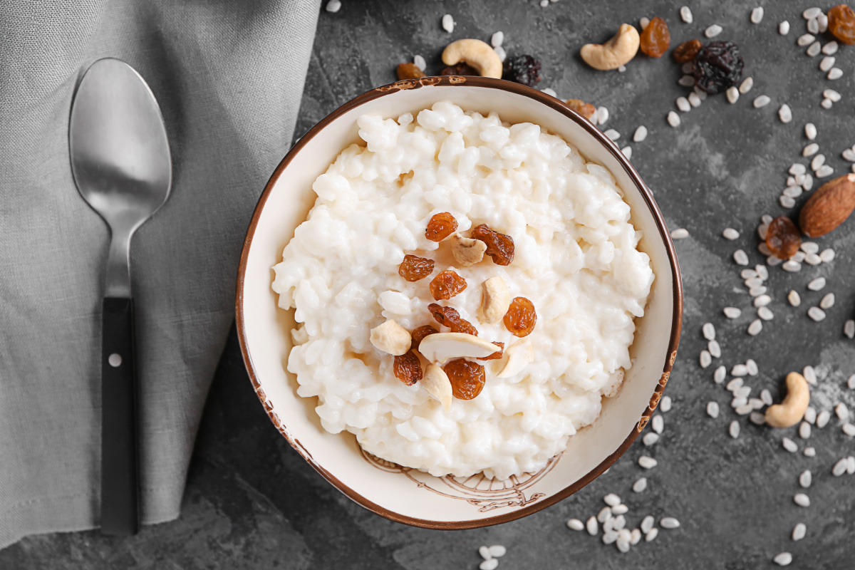 Bol de riz au lait cr&eacute;meux garni de raisins secs et de fruits secs.
