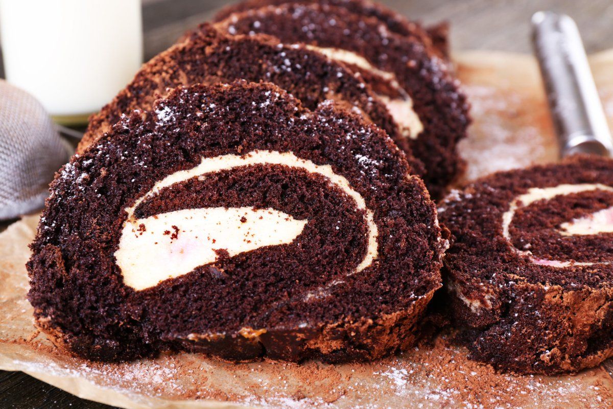 G&acirc;teau roul&eacute; au chocolat tranch&eacute;, garni de cr&egrave;me.