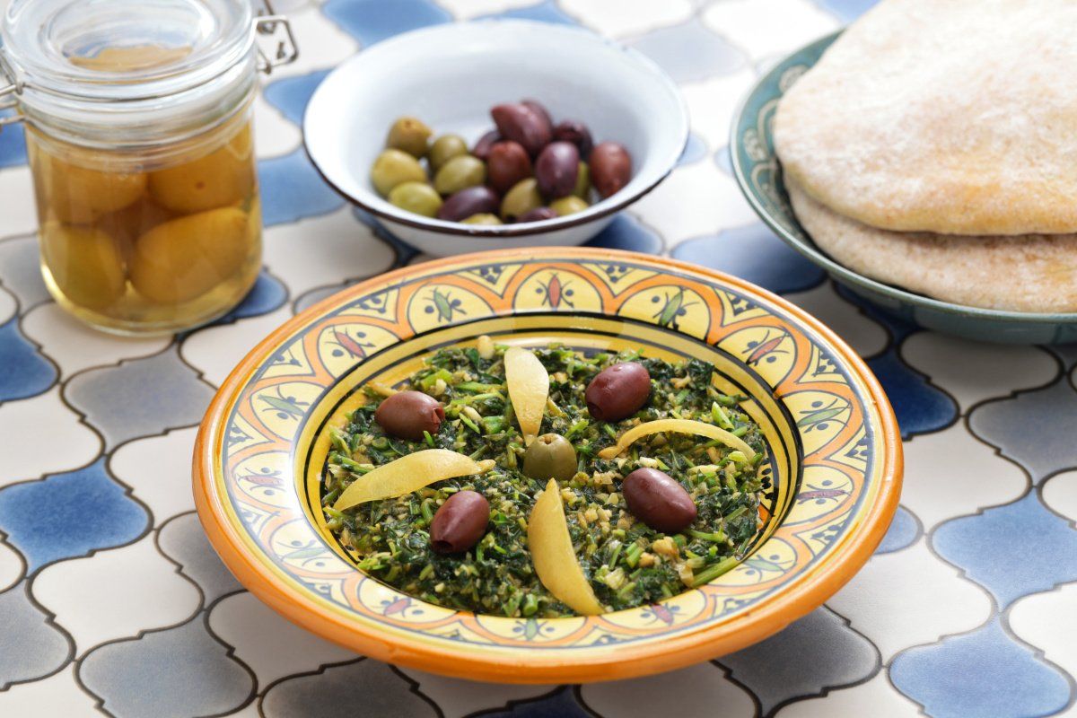 Salade marocaine de mauve cuite, garnie d'olives et de citron confit.
