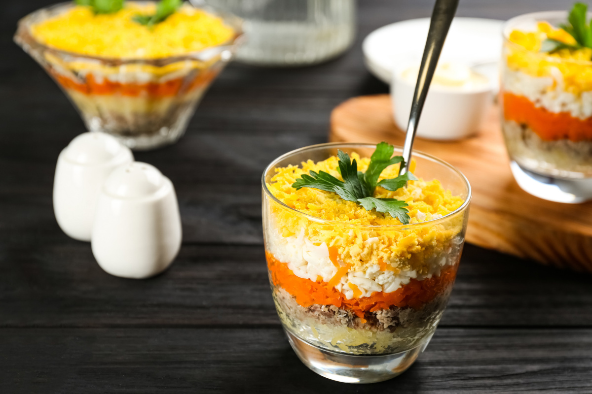 Verrine de salade Mimosa russe traditionnelle en couches.