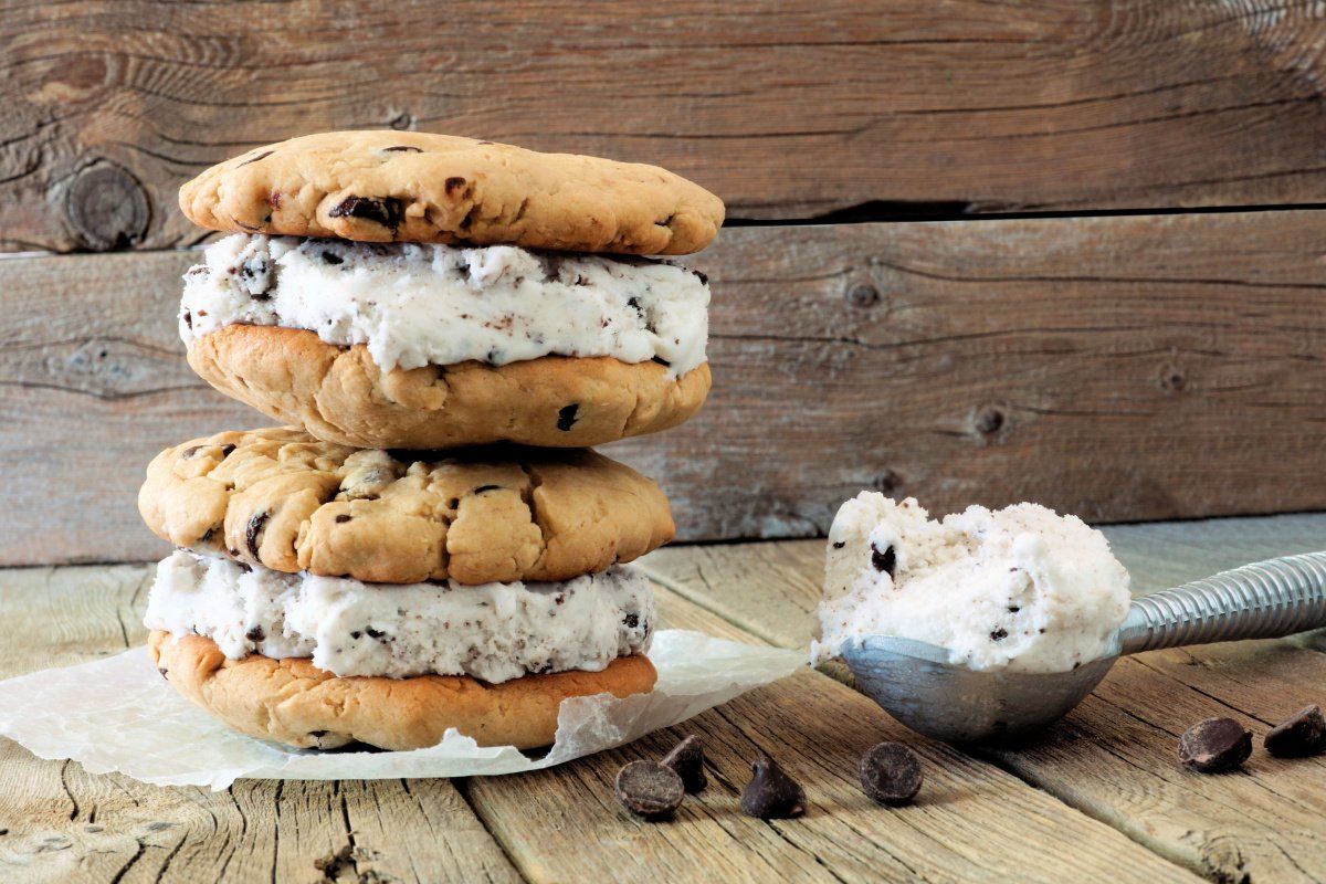 Sandwichs glac&eacute;s maison aux cookies empil&eacute;s.