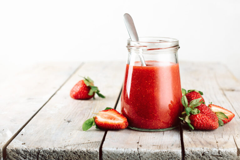 Pot en verre de sauce aux fraises maison.