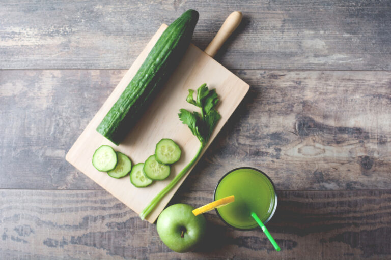 Smoothie vert et ses ingrédients frais.