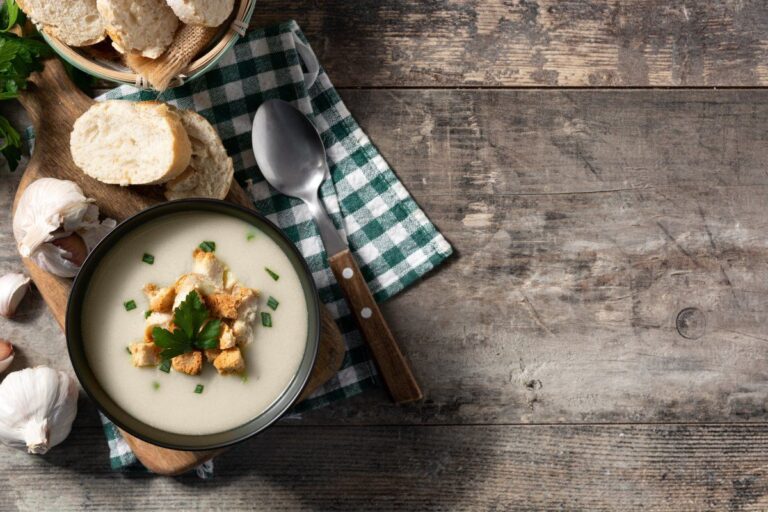 Soupe à l'ail crémeuse avec croûtons et persil.