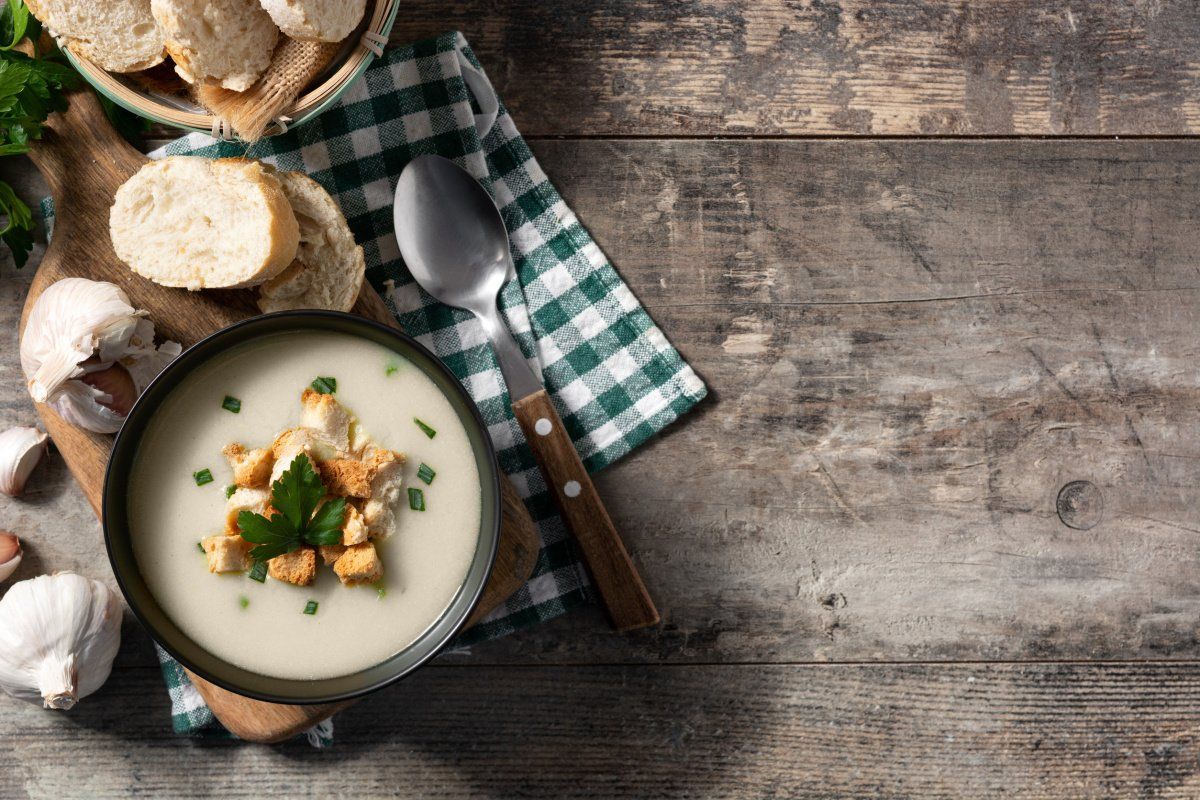 Soupe &agrave; l'ail cr&eacute;meuse avec cro&ucirc;tons et persil.