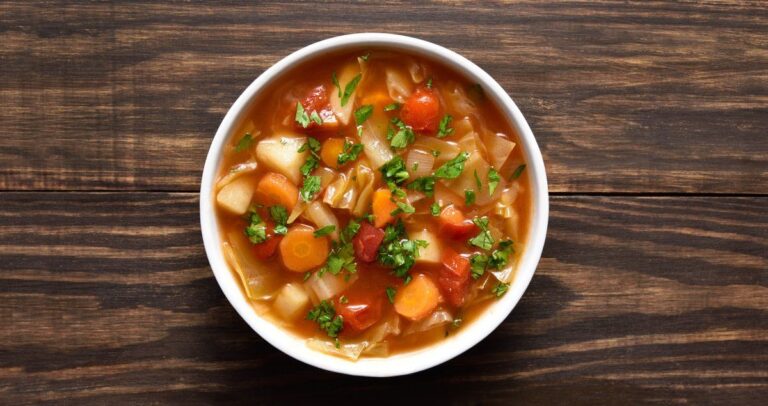 Soupe au chou et aux légumes.