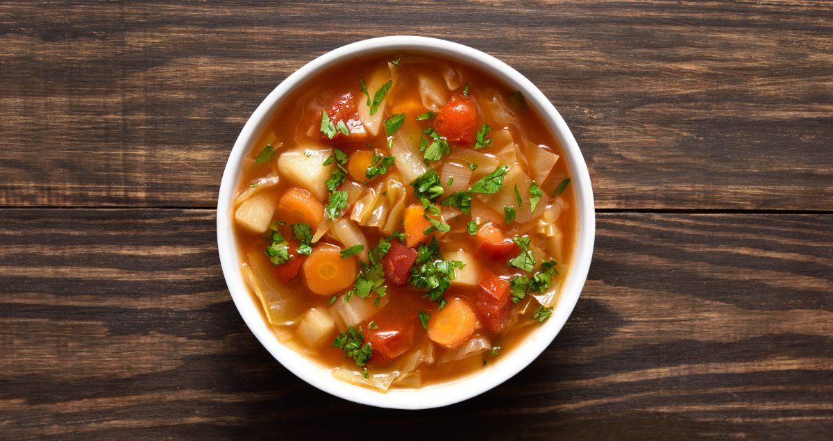 Soupe au chou et aux légumes.