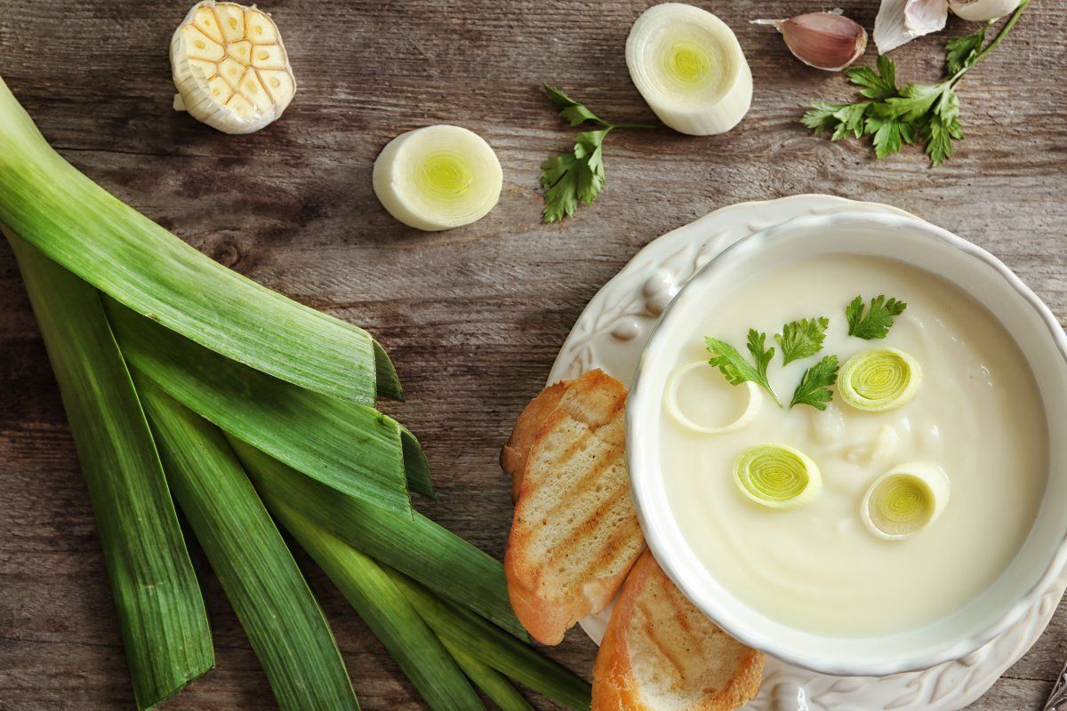 Bol de soupe cr&eacute;meuse aux poireaux.