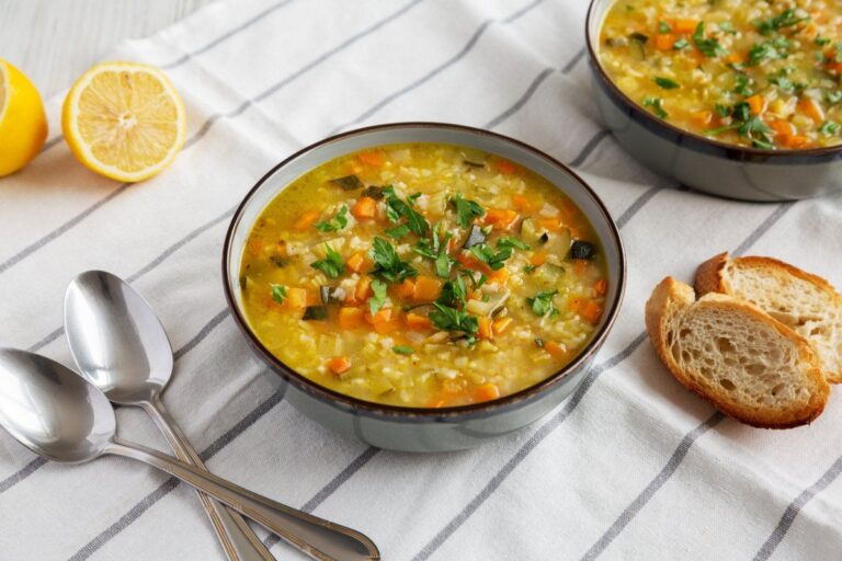 Soupe de riz au citron et aux légumes frais.