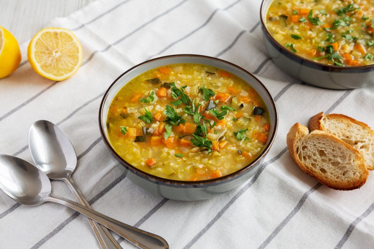 Soupe de riz au citron et aux l&eacute;gumes frais.