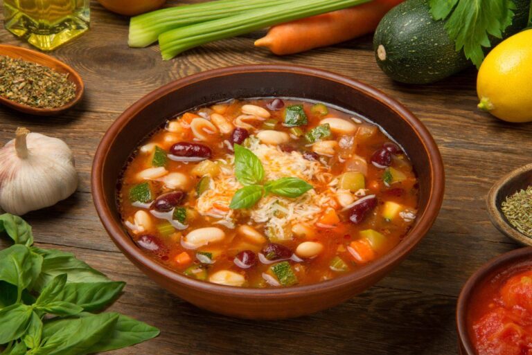 Soupe minestrone italienne avec des légumes frais.