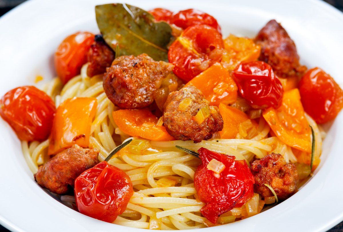 Spaghettis à la saucisse et aux tomates cerises et poivrons