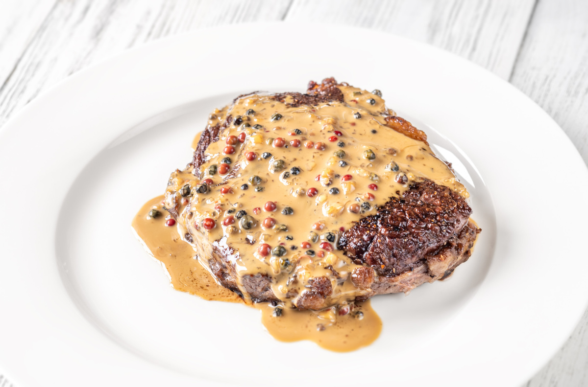 Steak au poivre nappé de sauce crémeuse aux trois grains de poivre.