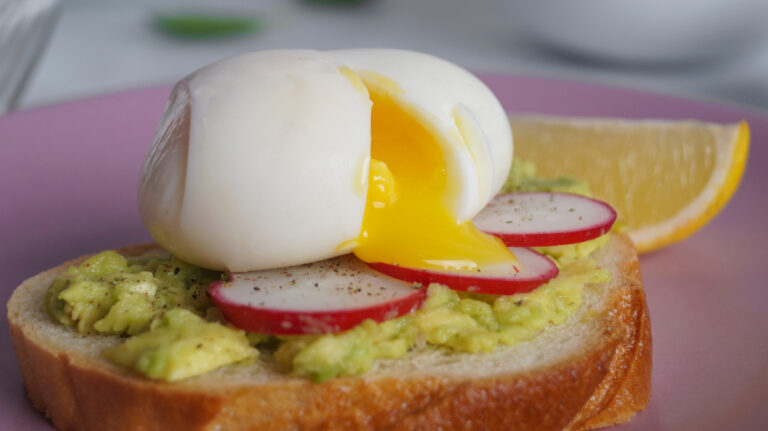 Toast à l'avocat, œuf mollet coulant et rondelles de radis.