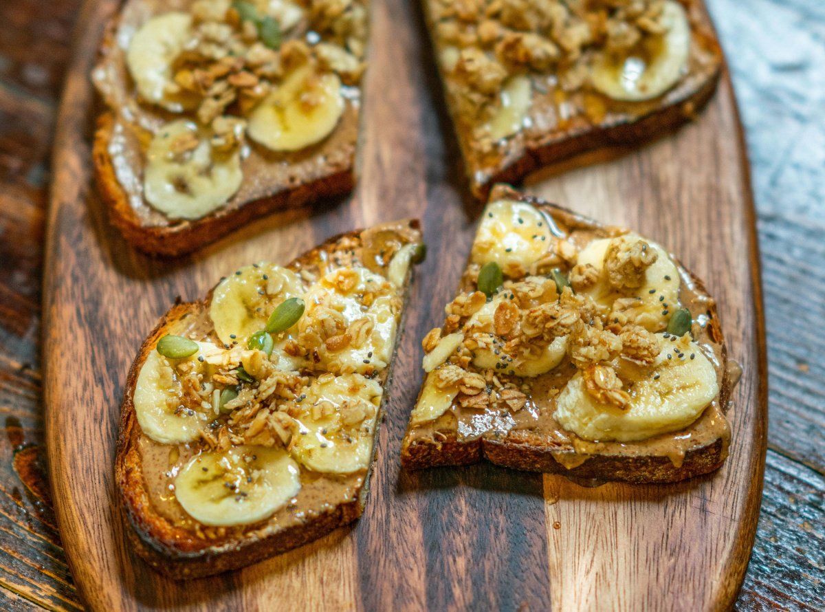 Tartines gourmandes &agrave; la banane et granola.