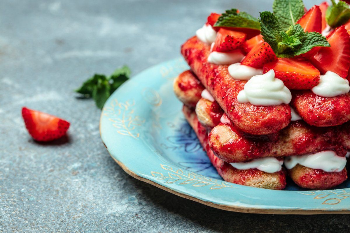 Tiramisu aux fraises et mascarpone, d&eacute;cor&eacute;e de menthe fra&icirc;che.