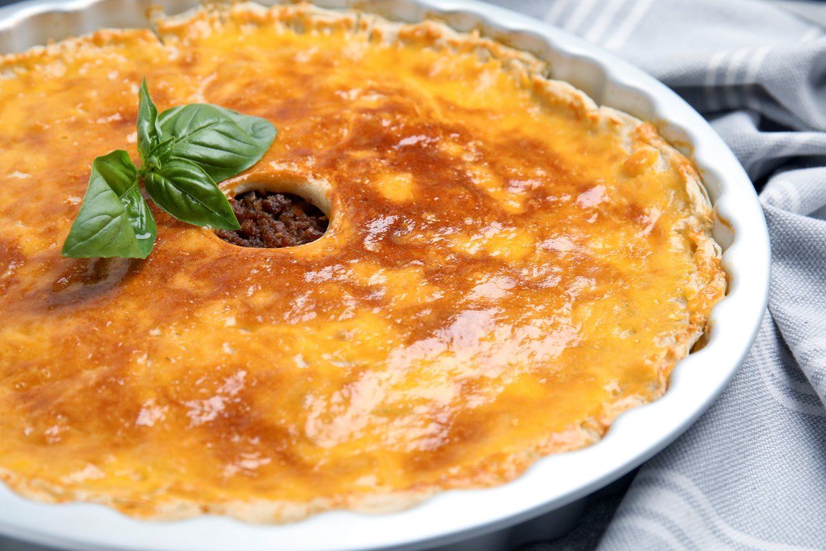 Gros plan sur une tourte &agrave; la viande hach&eacute;e dor&eacute;e.