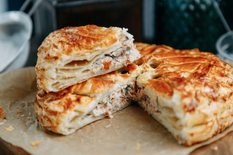 Tourte au saumon coupée, révélant sa garniture.