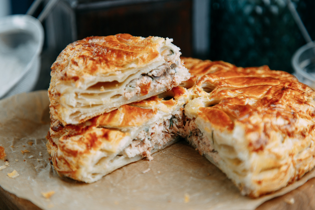 Tourte au saumon coup&eacute;e, r&eacute;v&eacute;lant sa garniture.