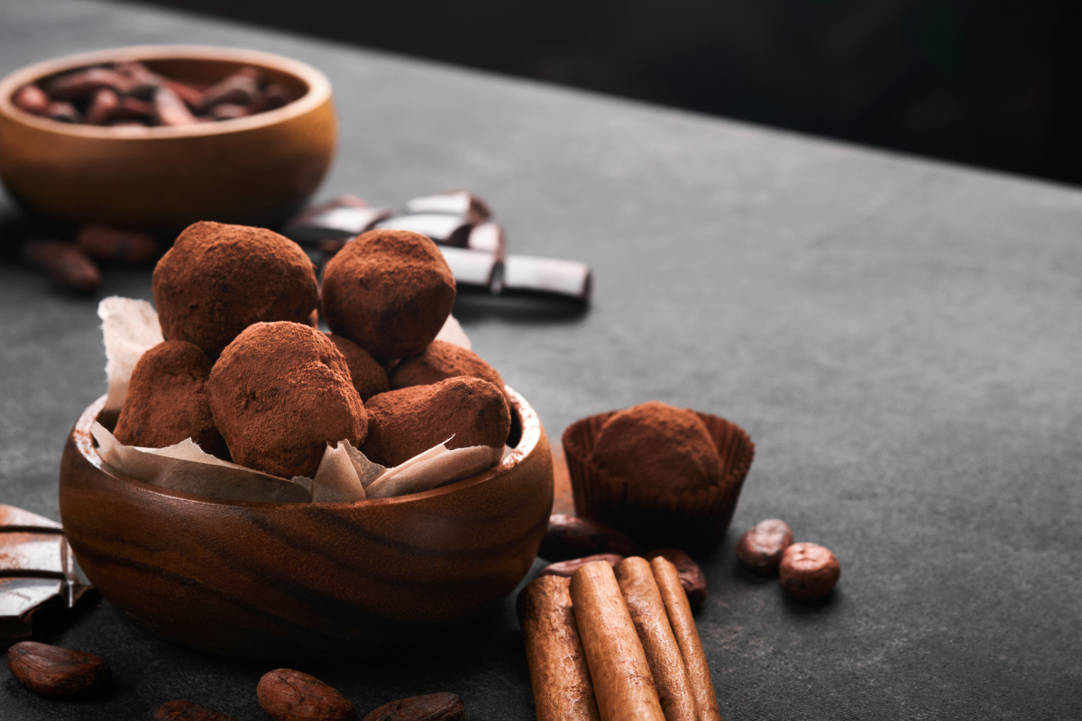 Truffes au chocolat saupoudr&eacute;es de cacao.