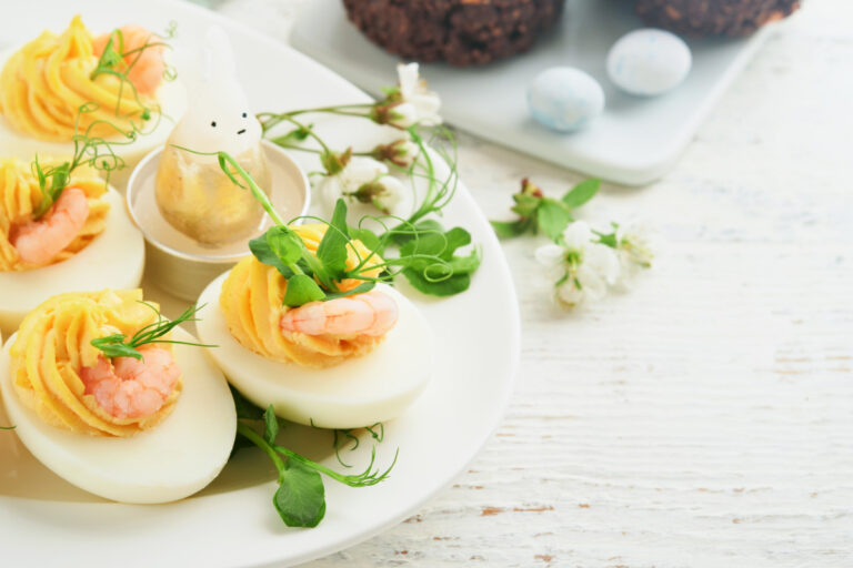 mimosa aux crevettes et micropousses de pois.