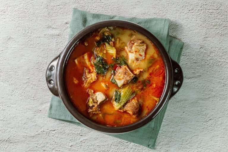 Ugeoji galbitang, soupe coréenne épicée au bœuf.