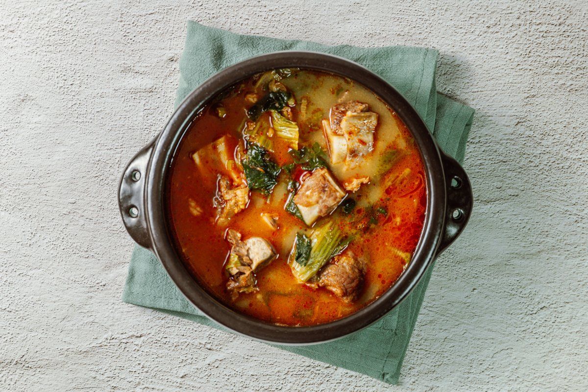 Ugeoji galbitang, soupe cor&eacute;enne &eacute;pic&eacute;e au b&oelig;uf.
