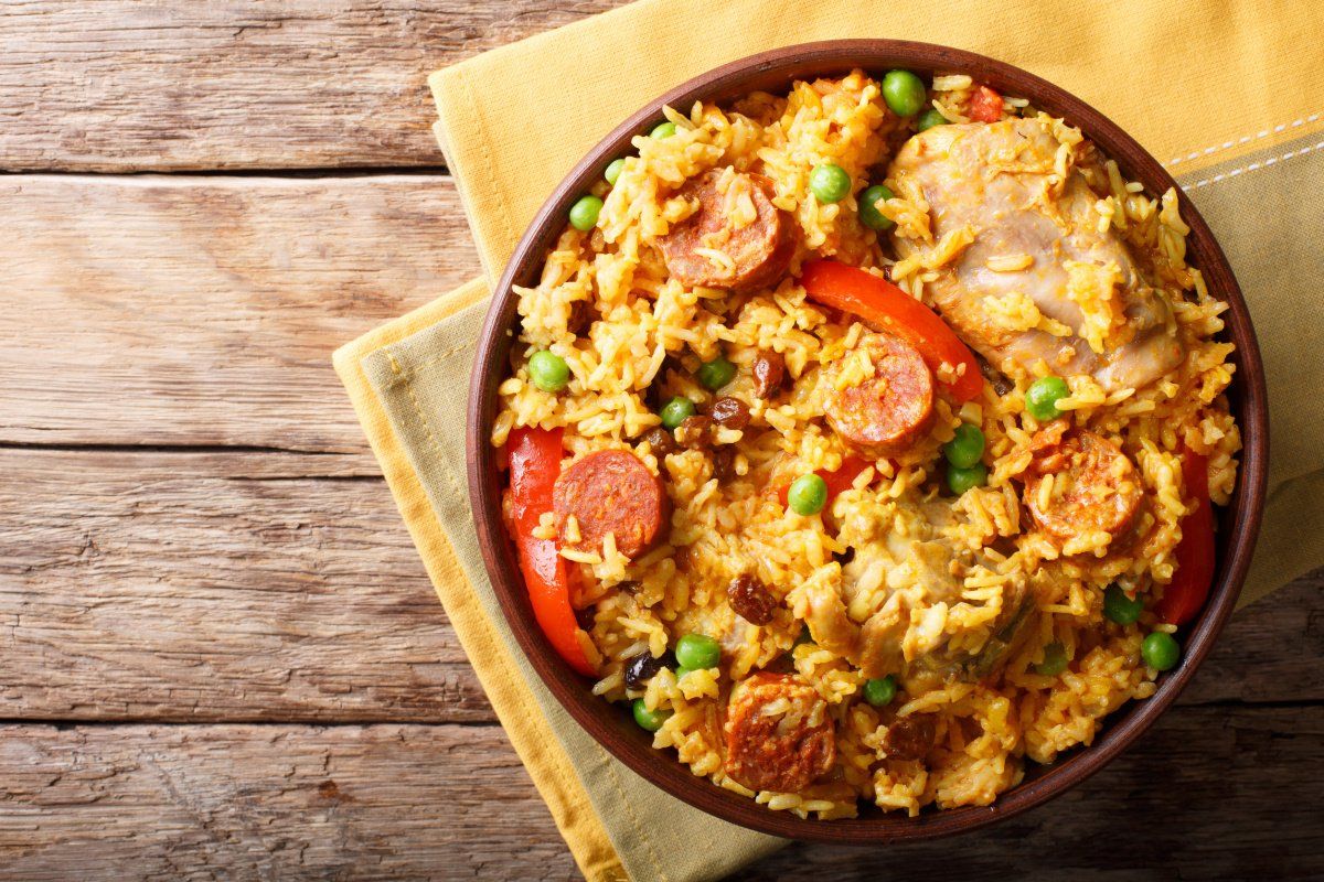 Arroz Valenciana, plat de riz avec poulet, saucisse, petits pois et poivrons.