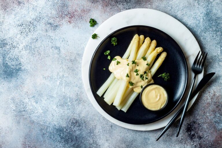 Asperges blanches nappées de mayonnaise et persil.