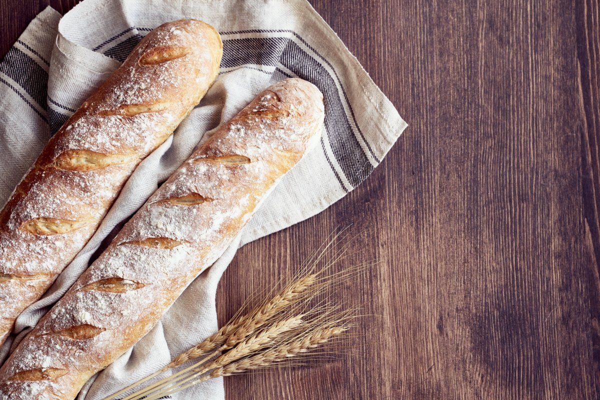 Baguettes de pain maison farin&eacute;es.