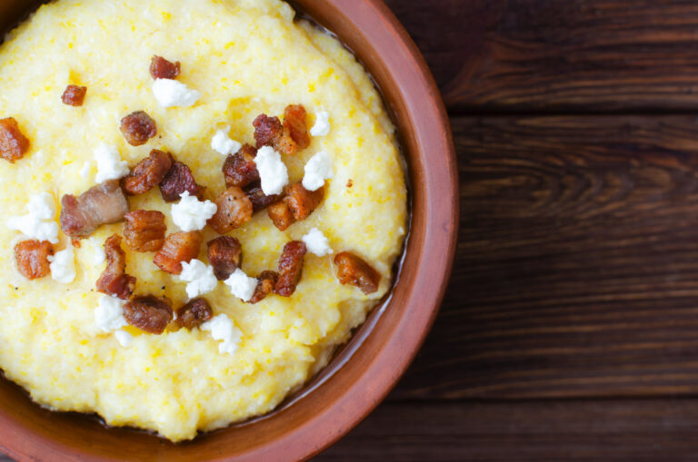 Banosh traditionnel aux lardons et fromage.