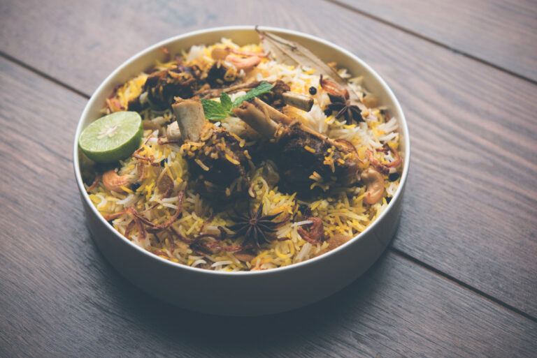 Biryani d'agneau au riz basmati, garni d'épices, d'oignons frits.