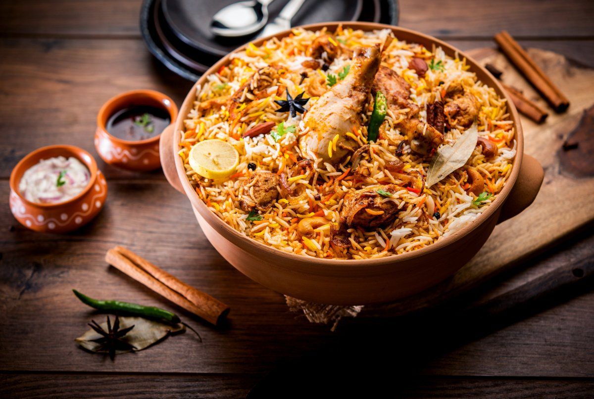 Plat de biryani au poulet avec riz, &eacute;pices, noix de cajou et citron.