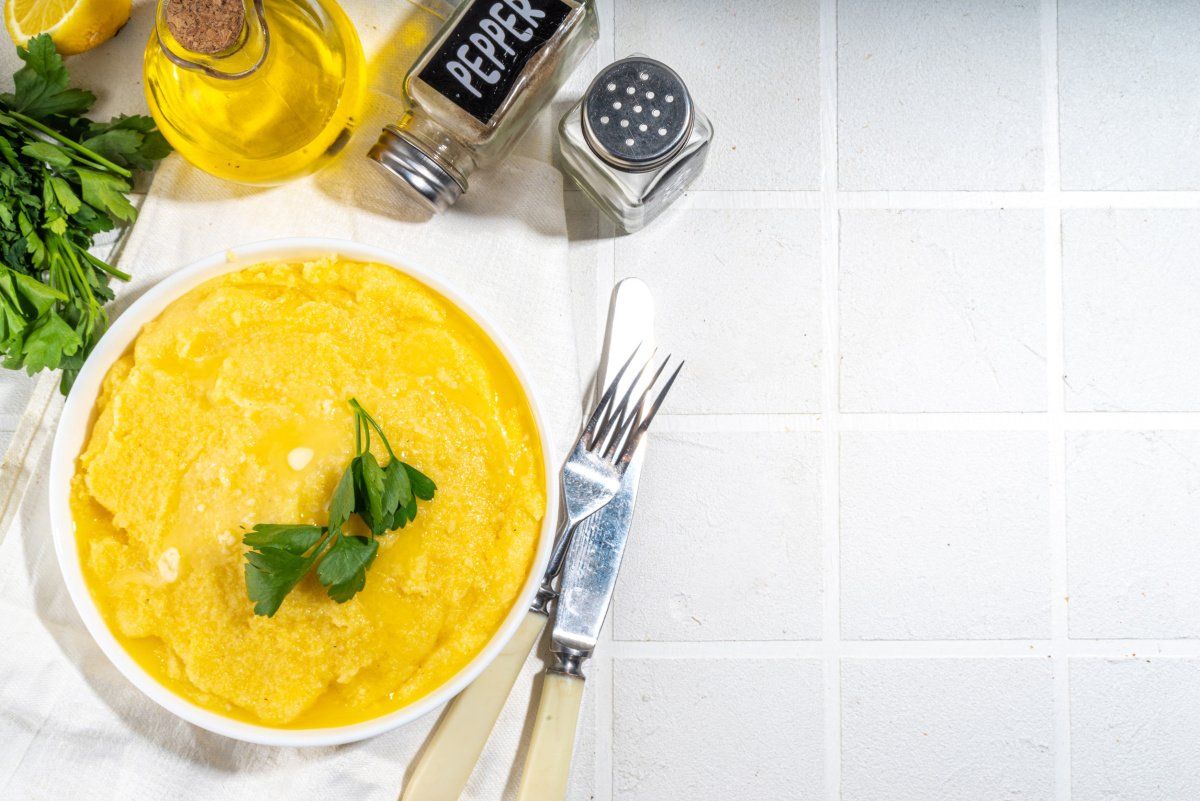 Bol de polenta d&eacute;cor&eacute;e de persil.