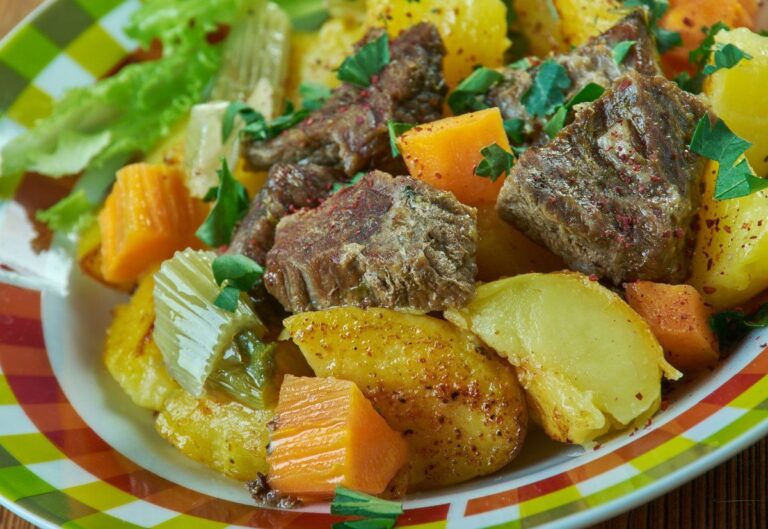 Plat de ragoût d'agneau mauritanien Bonava, avec pommes de terre, carottes et persil.
