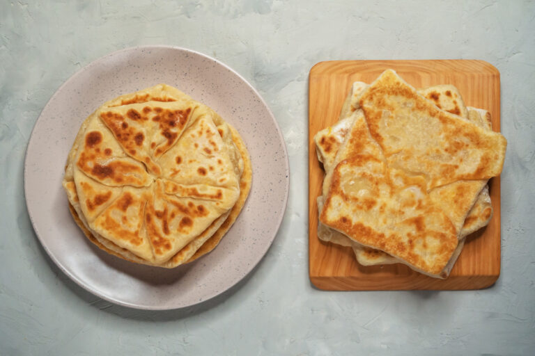 Plusieurs galettes berbères Bouchiar dorées.