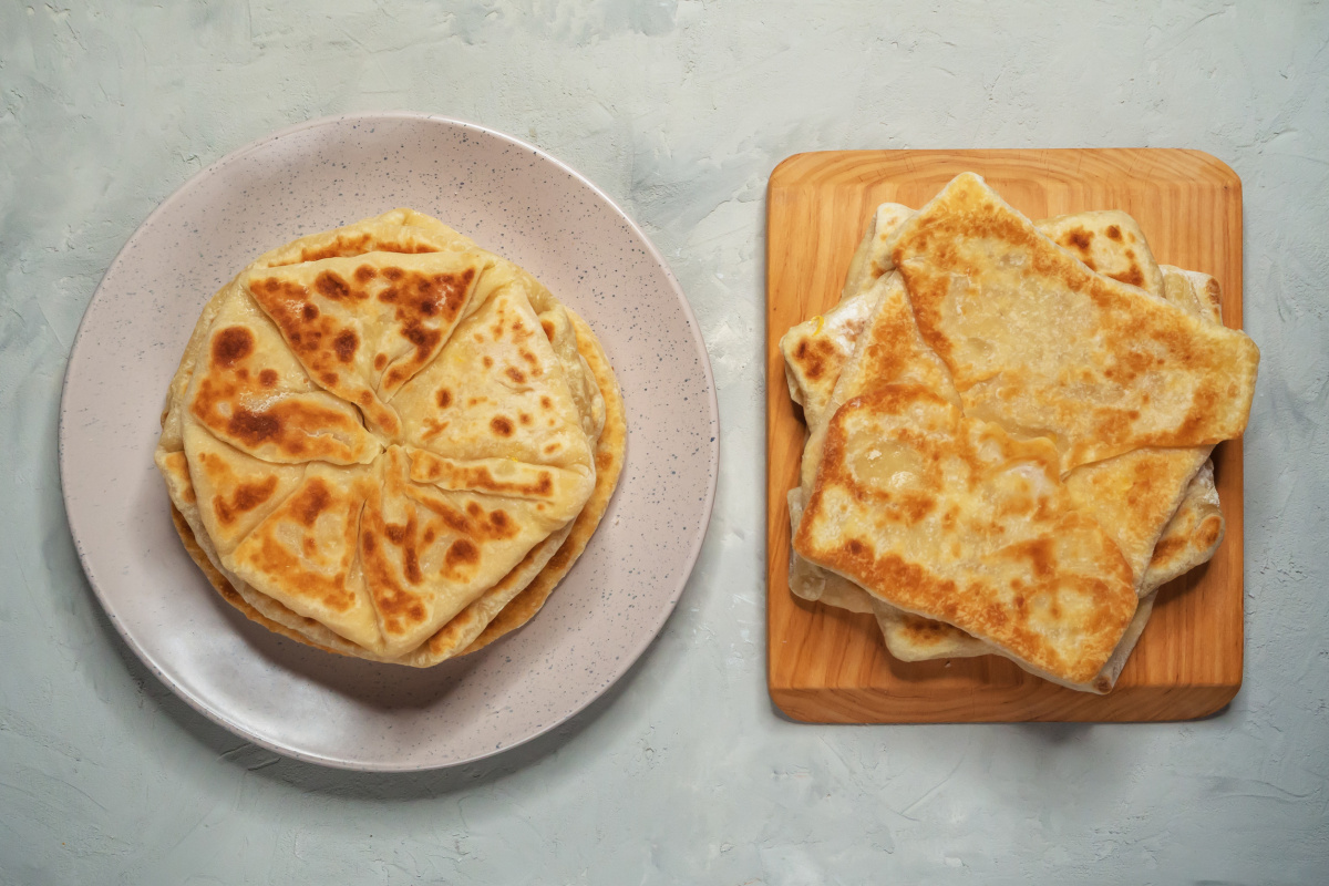 Plusieurs galettes berb&egrave;res Bouchiar dor&eacute;es.