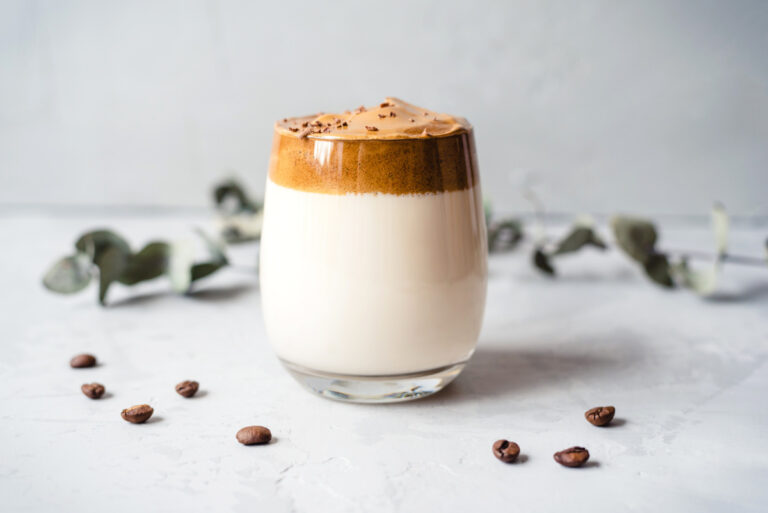 Verre de café Dalgona maison.