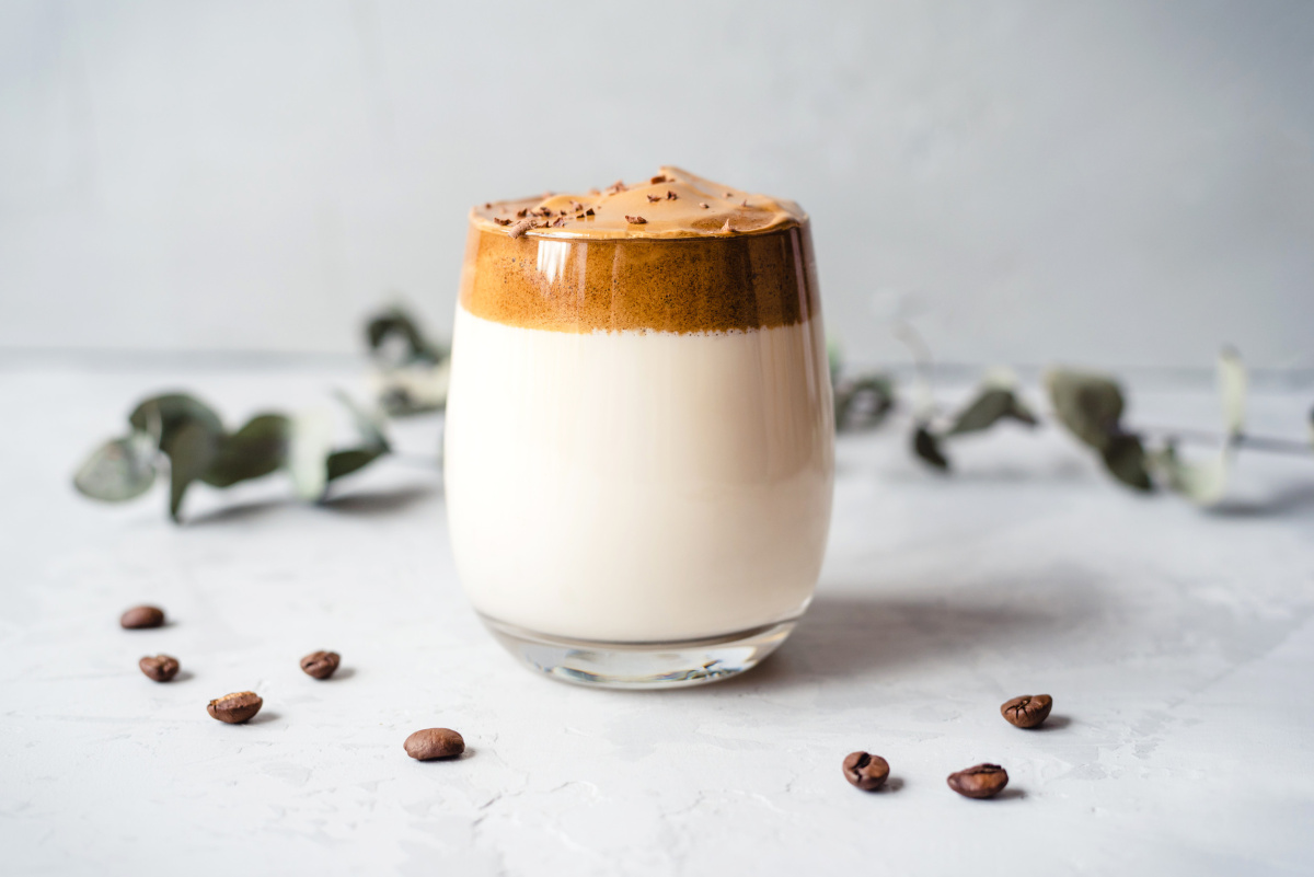 Verre de caf&eacute; Dalgona maison.
