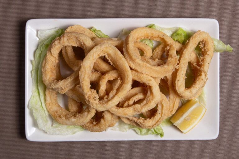 Calamars à la romaine avec des quartiers de citron.