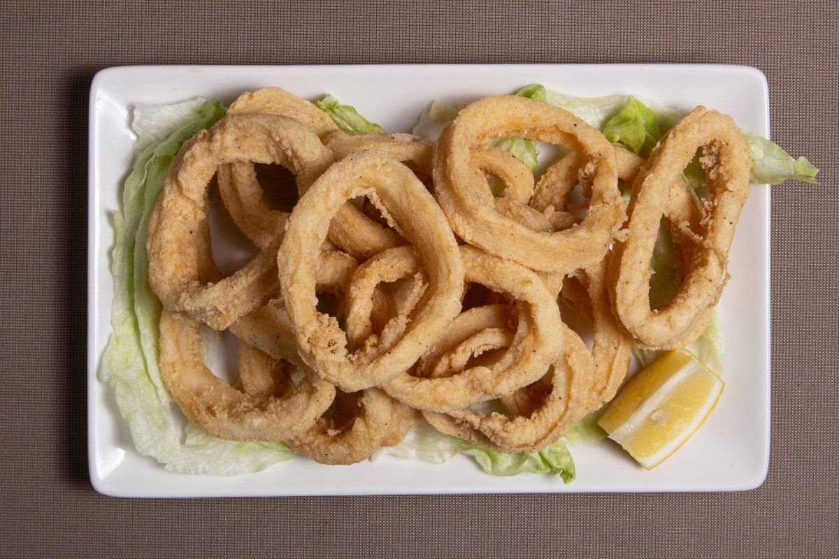 Calamars &agrave; la romaine avec des quartiers de citron.
