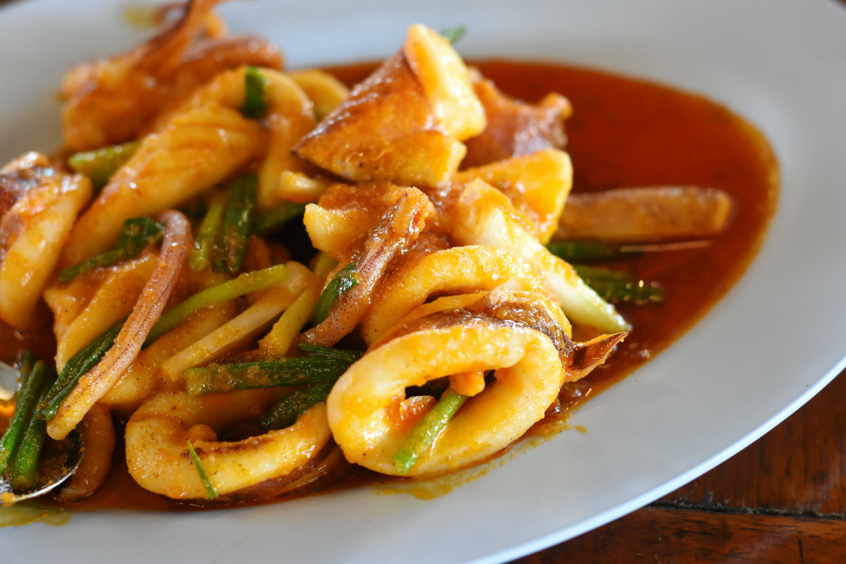 Calamars saut&eacute;s dans une sauce aigre-douce avec de la ciboule.
