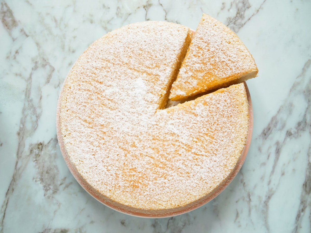 cheesecake japonais maison moelleux saupoudr&eacute; de sucre glace.