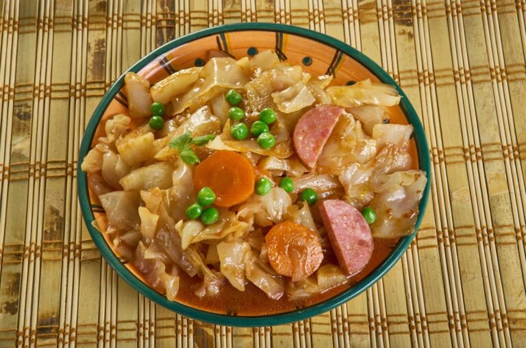 Chou braisé aux saucisses, carottes et petits pois.