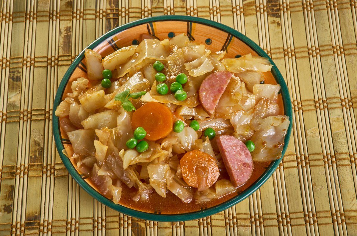 Chou brais&eacute; aux saucisses, carottes et petits pois.