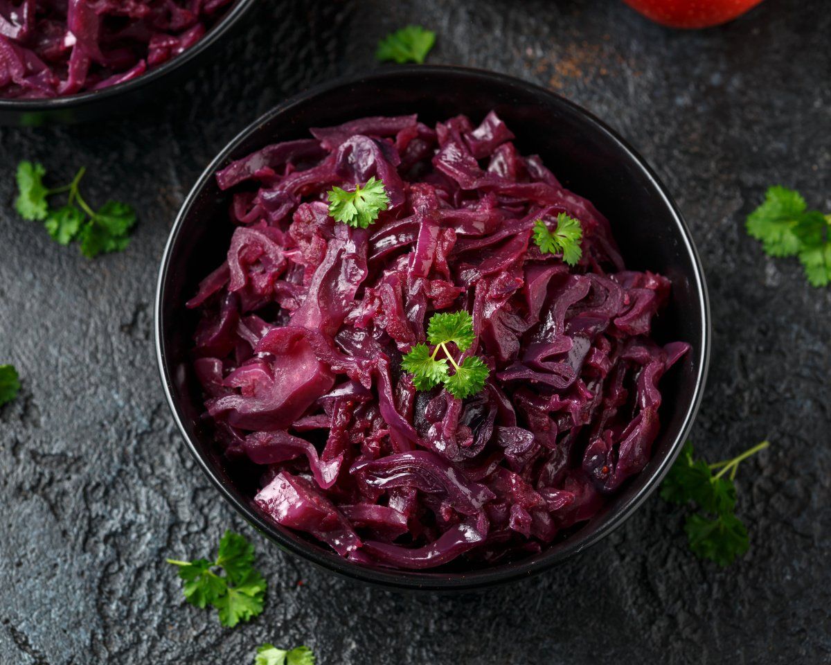 Plat de chou rouge brais&eacute; garni de persil frais.