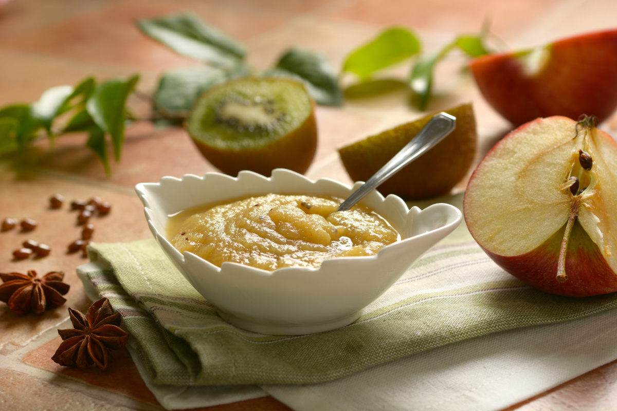 Compote de kiwi et pomme faite maison avec de l'anis &eacute;toil&eacute;.
