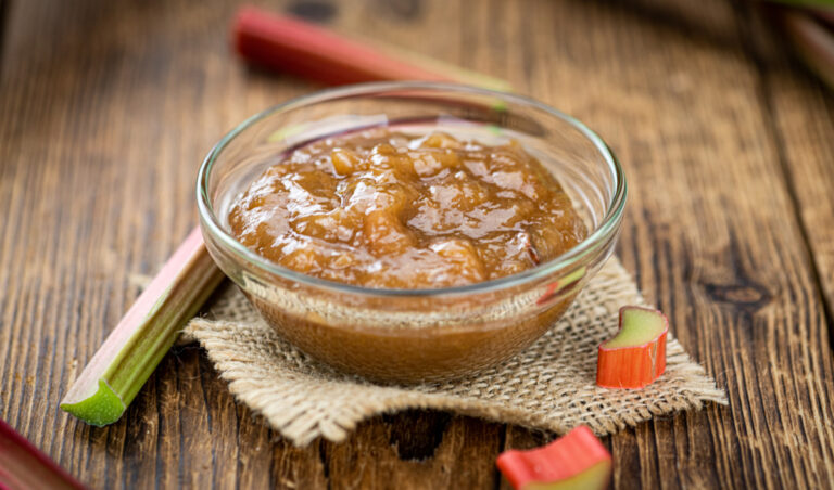 Compote de rhubarbe avec des morceaux de fruits fondants.